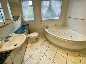 Main Bathroom - click for photo gallery